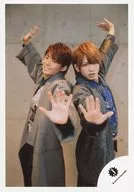 ジャニーズJr./岸優太・岩橋玄樹/膝上・衣装グレー・背中合わせ・両手パー/18初春 ジャニーズJr.「JOHNNYS’ Happy New Year IsLAND」パンフレット＆グッズ撮影オフショット/公式生写真