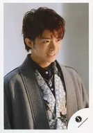 ジャニーズJr./岸優太/バストアップ・衣装グレー・体やや右向き/18初春 ジャニーズJr.「JOHNNYS’ Happy New Year IsLAND」パンフレット＆グッズ撮影オフショット/公式生写真