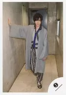ジャニーズJr./神宮寺勇太/全身・衣装グレー・右手壁/18初春 ジャニーズJr.「JOHNNYS’ Happy New Year IsLAND」パンフレット＆グッズ撮影オフショット/公式生写真