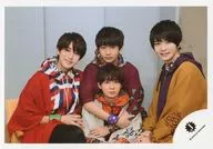 ジャニーズJr./集合(4人)/横型・上半身・衣装赤白えんじ色キャメル・猪狩、井上に抱きつく/18初春 ジャニーズJr.「JOHNNYS’ Happy New Year IsLAND」パンフレット＆グッズ撮影オフショット/公式生写真