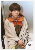 ジャニーズJr./井上瑞稀/膝上・座り・衣装白オレンジ・両手足の間/18初春 ジャニーズJr.「JOHNNYS’ Happy New Year IsLAND」パンフレット＆グッズ撮影オフショット/公式生写真