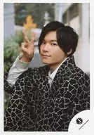 ジャニーズJr./松村北斗/バストアップ・衣装黒・右手ピース・体左向き/18初春 ジャニーズJr.「JOHNNYS’ Happy New Year IsLAND」パンフレット＆グッズ撮影オフショット/公式生写真