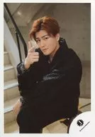 ジャニーズJr./森本慎太郎/膝上・座り・衣装黒・右手指差し/18初春 ジャニーズJr.「JOHNNYS’ Happy New Year IsLAND」パンフレット＆グッズ撮影オフショット/公式生写真