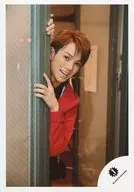ジャニーズJr./宮近海斗/バストアップ・衣装赤・ドアから顔出す/18初春 ジャニーズJr.「JOHNNYS’ Happy New Year IsLAND」パンフレット＆グッズ撮影オフショット/公式生写真
