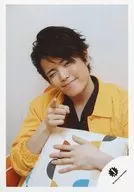 ジャニーズJr./吉澤閑也/バストアップ・衣装黄色・右手指差し/18初春 ジャニーズJr.「JOHNNYS’ Happy New Year IsLAND」パンフレット＆グッズ撮影オフショット/公式生写真