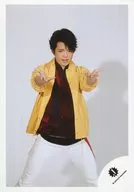 ジャニーズJr./吉澤閑也/膝上・衣装黄色・両手前に出す/18初春 ジャニーズJr.「JOHNNYS’ Happy New Year IsLAND」パンフレット＆グッズ撮影オフショット/公式生写真