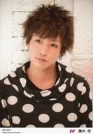 D-BOYS/陳内将/バストアップ・衣装黒白・ドット柄・・目線左・「2014.01」/公式生写真