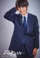 二平壮悟(ハヤテ)/膝上・衣装黒・スーツ・右手頭・歯見せ・キャラクターショット/舞台「ハンドシェイカー」トレーディングブロマイド