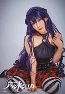 谷茜子(バインド)/全身・衣装黒・座り・左手上げ・首傾げ・キャラクターショット/舞台「ハンドシェイカー」トレーディングブロマイド