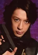 松本寛也(工藤祐)/顔アップ・右手銃・口閉じ・背景紫・キャラクターショット/舞台「メサイア-紫微ノ章」
