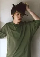 TOKYO流星群/安里勇哉/上半身・衣装緑・左手帽子・目線右・背景グレー/舞台「泪橋ディンドンバンド」ブロマイド