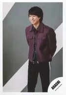 嵐/櫻井翔/膝上・衣装紫黒・両手後ろ/「Find The Answer」PV＆ジャケ写撮影オフショット/公式生写真