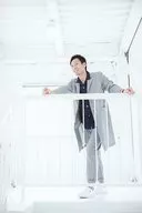 山本健史/全身・衣装グレー・黒・両手柵・顔左向き・背景白・ポストカードサイズ/「BSP 秋のトーク祭り!～4人のプレゼンター、4つのトークイベント+1～」くじ写真