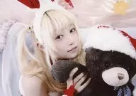 ぜんぶ君のせいだ。/ましろ/横型・バストアップ・衣装白赤・カチューシャ・右手ぬいぐるみ・顔右向き/「ぜんぶ君のせいだ。×Unveil Raze」ツーマンLIVE限定ブロマイド