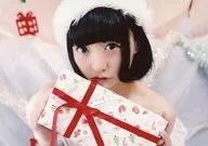 ぜんぶ君のせいだ。/成海5才/横型・顔アップ・衣装白・帽子・両手プレゼント・目線正面/「ぜんぶ君のせいだ。×Unveil Raze」ツーマンLIVE限定ブロマイド