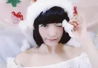 ぜんぶ君のせいだ。/成海5才/横型・バストアップ・衣装白・帽子・左手上げ・ウインク/「ぜんぶ君のせいだ。×Unveil Raze」ツーマンLIVE限定ブロマイド