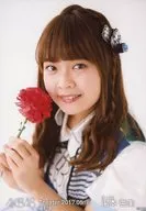 『復刻版』湯本亜美/レア・共通カット(帯無し)・バストアップ・手に赤い花/AKB48 劇場トレーディング生写真セット2017.May2 「2017.05」
