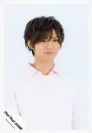 Hey!Say!JUMP/藪宏太/バストアップ・衣装白・ピンク・両手下げ・目線右/「Chau#」PV＆ジャケ写撮影/公式生写真