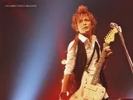 INORAN/横型・ライブフォト・膝上・衣装黒・白・左手ギター・目線上・顔上げ・背景黒/FC「NO NAME?」限定生写真