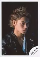 KAT-TUN/上田竜也/バストアップ・衣装黒白・体やや右向き/「KAT-TUN LIVE 2018 UNION」パンフ＆グッズ撮影オフショット/公式生写真