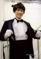 Travis Japan/仲田拡輝/膝上・衣装黒・白・蝶ネクタイ・両手サスペンダー/「★さよなら!～青山劇場★ PLAYZONE 30YEARS ★1232公演」オリジナルフォト