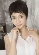 古川いおり/バストアップ・衣装白・右手首元・左手襟元・体正面・背景グレー・2Lサイズ/DVD「タマらなく四六時中シャブリたがる卑猥なオクチ」特典生写真