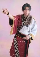 小松準弥(蓮巳敬人)/膝上・ユニット衣裳・右手上げ・左手帯・背景ピンク・キャラクターショット/「『あんさんぶるスターズ!オン・ステージ』あんステフェスティバル」トレーディングブロマイドA