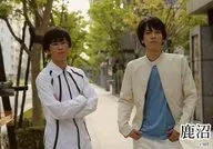 赤澤燈・黒羽麻璃央/横型・膝上・衣装白黒青・赤澤腕組み・体右向き・黒羽両手ポケット/映画「鹿沼」ランダムブロマイド