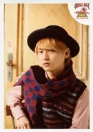 DISH///To-i(橘柊生)/バストアップ・衣装赤・ピンク・帽子・マフラー・右肘背もたれ・背景茶/「日本武道館単独公演’16 4 MONKEY MAGIC」生写真 WINTERセット