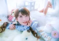 Q’ulle/まぁむ/横型・全身・衣装水色・白・うつ伏せ・右手くまのぬいぐるみ・左手頬・足交差・顔右向き・笑顔/まぁむバースデーイベント 2016「まぁむ誕生日記念個展」物販ブロマイド