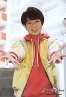 東京B少年/佐藤龍我/上半身・衣装黄色・オレンジ・両手差し出し/「JOHNNYS’ Happy New Year IsLAND」オリジナルフォト