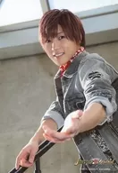 Love-tune/安井謙太郎/上半身・衣装グレー・左手差し出し・右手手すり/「JOHNNYS’ Happy New Year IsLAND」オリジナルフォト