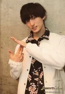 Travis Japan/川島如恵留/上半身・衣装白・右手親指人差し指中指立て・左手パー曲げ/「JOHNNYS’ Happy New Year IsLAND」オリジナルフォト