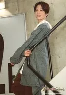 SixTONES/田中樹/膝上・衣装緑・右手手すり・体左向き/「JOHNNYS’ Happy New Year IsLAND」オリジナルフォト