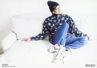 荒木宏文/横型・全身・座り・衣装黒青・花柄・帽子・「2018.01」/WE SHOPオフィシャルブロマイド～2018年1月～