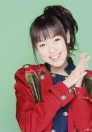 米沢瑠美/バストアップ・衣装赤.青・両手重ね・背景緑・AKS/公式生写真