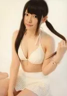 仮面女子/窪田美沙/全身・座り・水着白・左手髪・体斜め左向き/公式生写真 第3弾