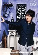羽多野渉/膝上・衣装黒・右手壁・目線左・背景青/「Original Entertainment Paradise 2014 Rainbow Festival おれパラ2014」会場限定物販ブロマイド B