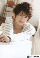 D-BOYS/瀬戸康史/上半身・衣装グレー白ボーダー柄・机に肘/公式生写真