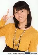 アンジュルム/室田瑞希/上半身・衣装黄色・黒・右手ピース・歯見せ・背景白/公式生写真