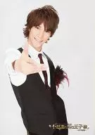 浜尾京介/膝上・衣装白黒・ネクタイ・右手親指立て・体斜め右向き/舞台「不思議な町の王子様～夜の使者達～」生写真