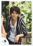 V6/長野博/上半身・衣装白.黒・ストライプ・左肘手すり・背景緑/公式生写真