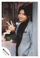 関ジャニ∞/大倉忠義/上半身・衣装グレー・右手ピース・寄りかかり/公式生写真