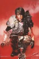 ジャニーズ/内博貴/ライブフォト・鎧・グレー・座り・右膝立て・右頬に血・背景赤・2Lサイズ/Endless SHOCK 2014