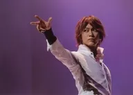 南圭介(鞍馬)/ライブフォト・横型・上半身・右手伸ばし・背景紫・2Lサイズ・キャラクターショット/DVD「神様はじめました THE MUSICAL♪」アニメイト特典