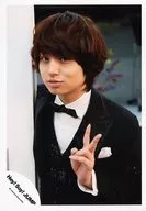 Hey! Say! JUMP/伊野尾慧/バストアップ・衣装黒・左手ピース・体左向き・壁/15夏 コンサートパンフ＆グッズ撮影オフショット/公式生写真