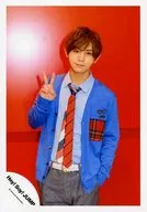 Hey!Say!JUMP/山田涼介/膝上・衣装青・シャツ水色・ネクタイ赤紺・右手ピース・左手ポケット・背景赤/「キミアトラクション」PV＆ジャケ写撮影オフショット/公式生写真