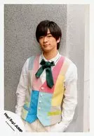 Hey!Say!JUMP/知念侑李/膝上・衣装水色ピンク黄・シャツ白・ネクタイ緑・両手ポケット・背景グレー/「キミアトラクション」PV＆ジャケ写撮影オフショット/公式生写真