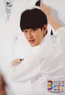 関ジャニ∞/横山裕/上半身・衣装白・振り向き・両手筆・背景白ペンキ/KANJANI∞ LIVE TOUR!! 8EST ～みんなの想いはどうなんだい?僕らの想いは無限大!!～