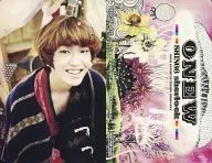 SHINee/オンユ(Onew)/衣装黒・笑顔/裏面花柄模様/CD「Sherlock」(日本盤)特典トレーディングカード